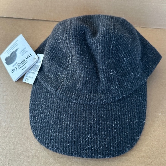 NEW.The Tilley Winter Cap, vintage. Wool and fleece. Gray, textured. - Picture 1 of 13